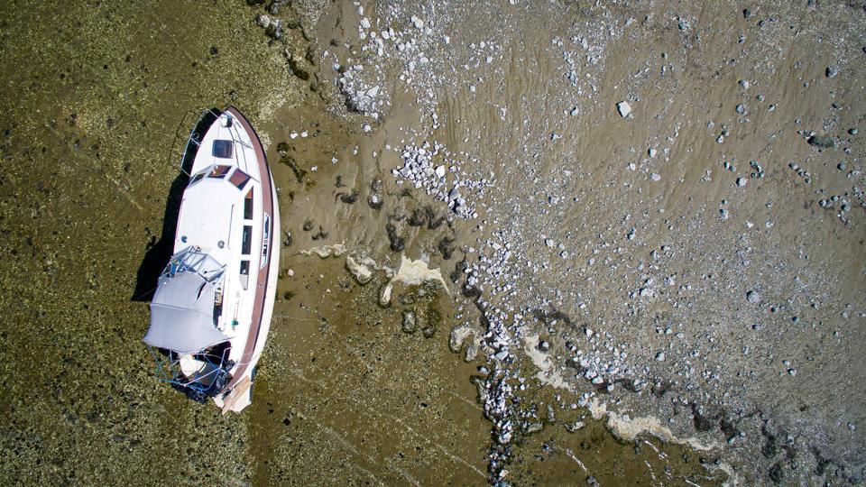 På stranden ud til fjorden mellem Løgstør og Aggersund ligger en motorsejler. Båden har ligget forladt siden vinter, hvor to sejlere kom i problemer og måtte reddes. <i>Foto: Bo Lehm</i>