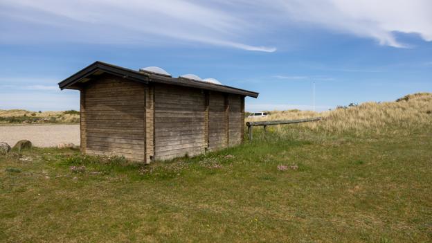 Toiletbygningen ved stranden i Lyngså er mildt sagt ikke tidssvarende.  <i>Foto: Kim Dahl Hansen</i>
