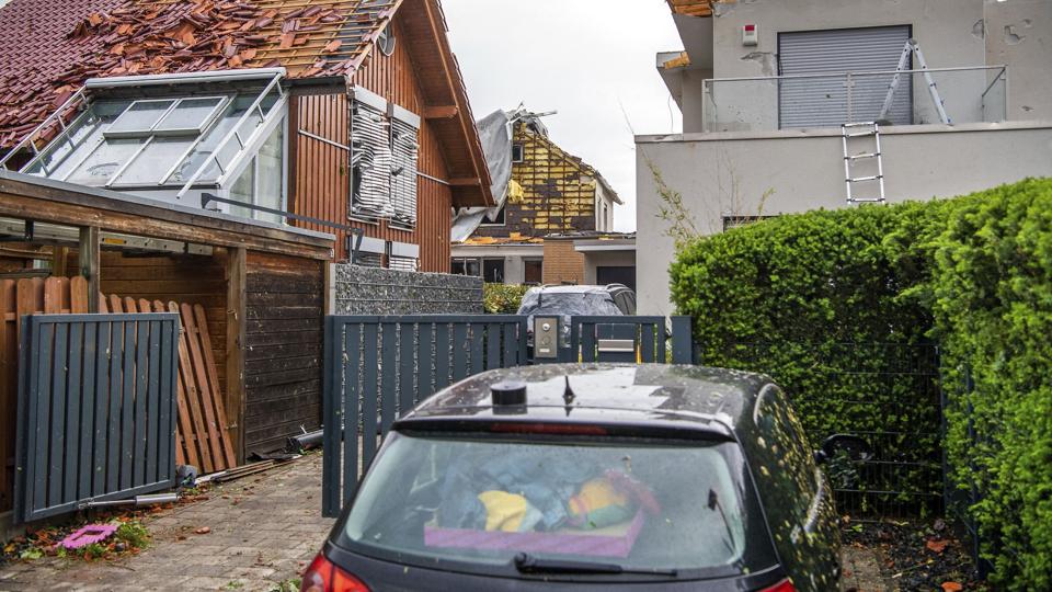En tornado har fredag aften bevæget sig vest over den tyske by Paderborn, hvor den skal have kvæstet op til 40 mennesker. <i>Lino Mirgeler/Ritzau Scanpix</i>