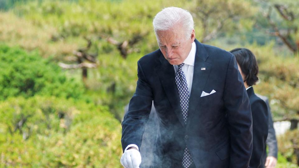 Præsident Joe Biden indledte sit besøg i Seoul lørdag med et besøg på den nationale kirkegård, hvor mange sydkoreanske soldater, som kæmpede sammen med amerikanerne under Koreakrigen, ligger begravet. <i>Jonathan Ernst/Reuters</i>