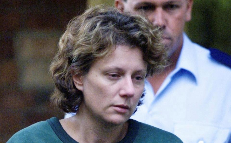Kathleen Folbigg forlader retsbygningen Maitland Court i New South Wales i 2004 efter at være blevet nægtet at blive løsladt mod kaution. <i>Foto: Anita Jones / Fairfax Media</i>