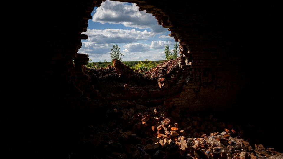 Et ødelagt hjem i landsbyen Biskvitne nær Kharkiv i det østlige Ukraine fredag - den 86. dag efter den russiske invasions begyndelse den 24. februar. <i>Dimitar Dilkoff/Ritzau Scanpix</i>