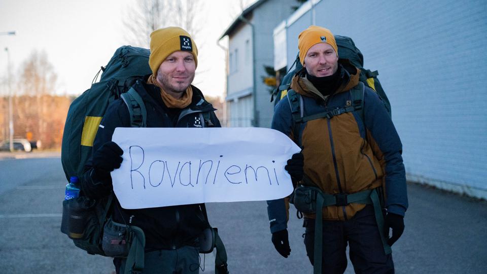 Martin og René Mallin måtte i Finland forsøge at blaffe, efter at de havde brugt mange penge på taxa, da de som deltagere i realityserien "Først til verdens ende" skulle rejse fra Nordkapp til Ukraine. <i>Foto: Tobias Trampe/TV 2</i>