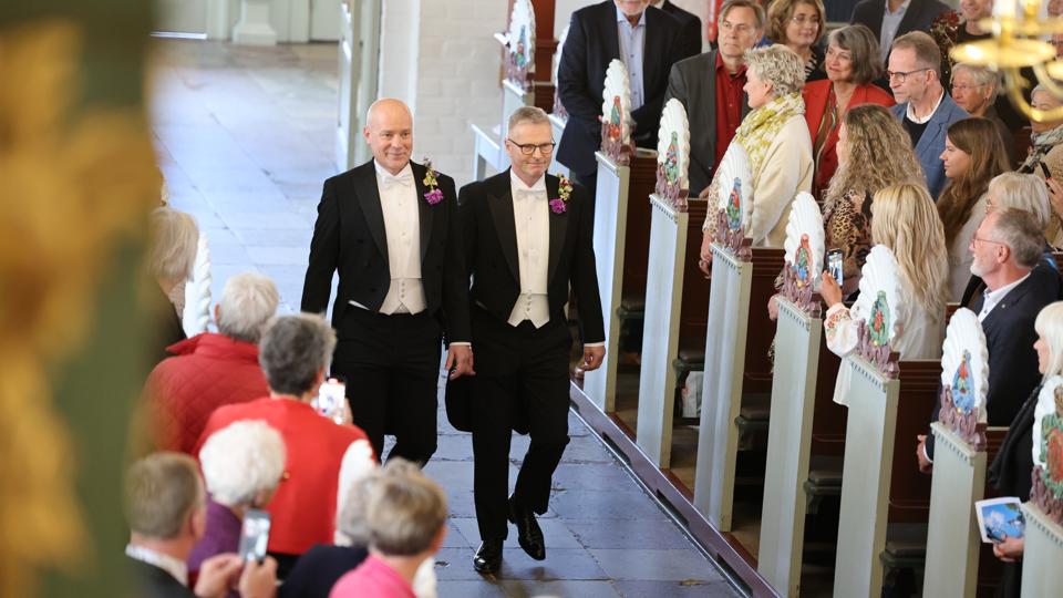 Udviklingsminister Flemming Møller Mortensen blev viet til Morten K. Thygesen i Budolfi Kirke. <i>Foto: Bente Poder</i>