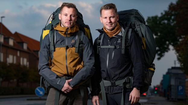 Det var en hård tur, René (til venstre) og Michael Mallin tog ud på i efteråret - ikke mindst fordi de var uden kontakt til deres familier i halvanden måned. Men det var det hele værd, fastslår tvillingebrødrene. <i>Foto: Peter Leth-Larsen/TV 2</i>
