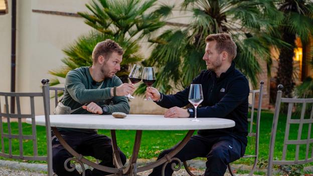 René og Michael skåler på, at de har fået lukket dørende for det, der har ødelagt deres forhold <i>Foto: Tobias Trampe/TV 2</i>