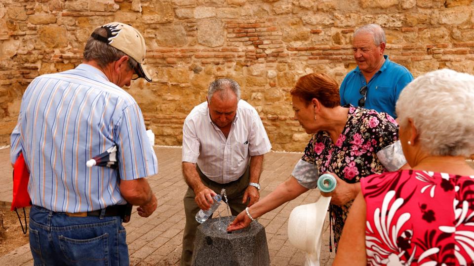 En gruppe ældre forsøger at køle sig ned ved en drikkefontæne i byen Cordoba i Spanien, der i disse dage oplever usædvanligt varmt forårsvejr. <i>Jon Nazca/Reuters</i>