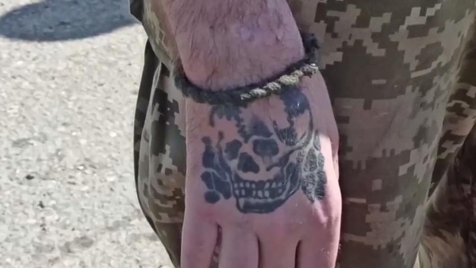 På videoen fra det russiske forsvarsministerium kan man blandt andet se en mand, som har tatoveret et dødningehoved på håndryggen. <i>Ruslands Forsvarsministerium/Free</i>