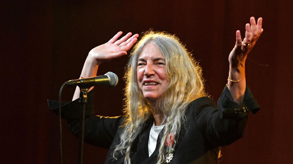 Det amerikanske rock-ikon Patti Smith optrådte efter at hun lørdag fik overrakt den franske orden Æreslegionen, Legion d'honneur, i Brooklyn af den franske ambassadør i USA. <i>Andrea Renault/Ritzau Scanpix</i>