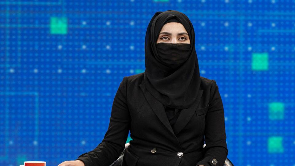 En kvindelig studievært på tv-stationen Tolo News var søndag tildækket, efter at en række studieværter dagen før havde trodset Taliban. <i>Wakil Kohsar/Ritzau Scanpix</i>