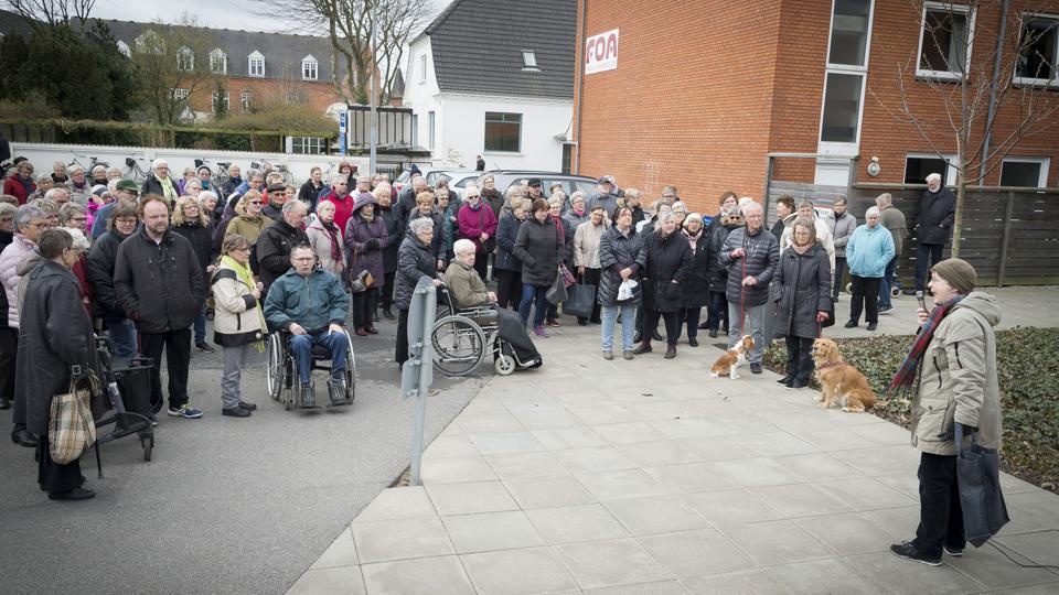 Da den kommunale forvaltning varslede massefyring i plejesektoren, viste demonstranter deres utilfredshed ved plejecentret Støberiet. Senere blev kommunens sundheds- og ældrechef tilbudt en fratrædelsesordning. Arkivfoto: Kim Dahl Hansen <i>Foto: Kim Dahl Hansen</i>
