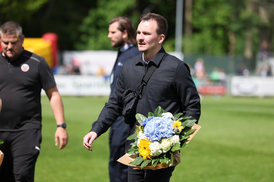 Hobro IK mødte søndag Esbjerg fB i Nordicbet Ligaens nedrykningsspil. Oliver Thychosen stopper karrieren efter sæsonen og blev hyldet med blomster inden kampen. <i>Foto: Bente Poder</i>