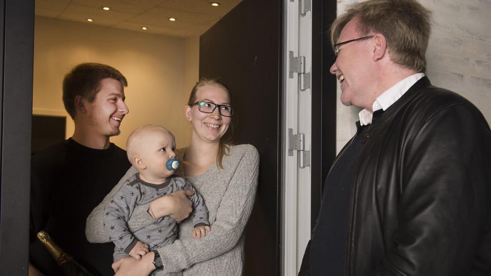 Dina Nørgaard Brønnum Jensen, Peter Thestrup og sønnen Philip fik overrakt de gode nyheder - og en flaske champagne - af John Rendboe, direktør for Vendsyssel Historiske Museum.Foto: Hans Ravn