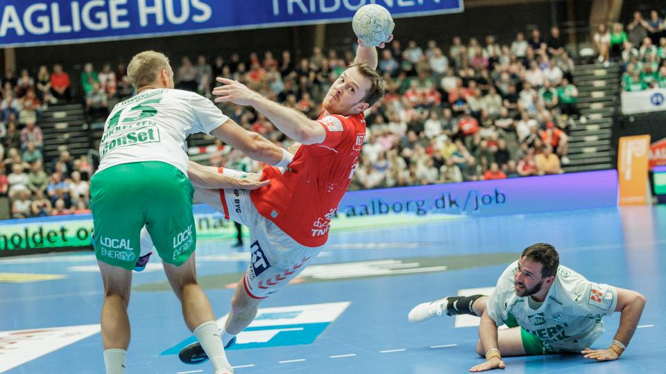 Felix Claar scorer her et af sine 11 mål mod Skjern, og svenskeren var dermed kampens helt store profil. <i>Foto: Martin Damgård</i>
