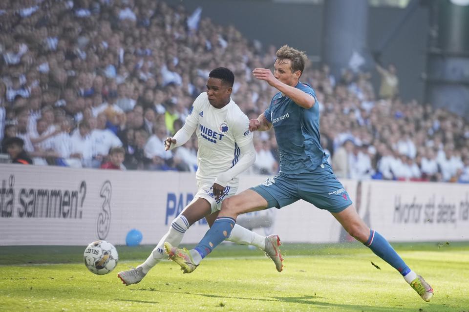 Anders Hagelskjær og holdkammeraterne fik ikke et ben til jorden i Parken. <i>Foto: Martin Sylvest/Ritzau Scanpix</i>
