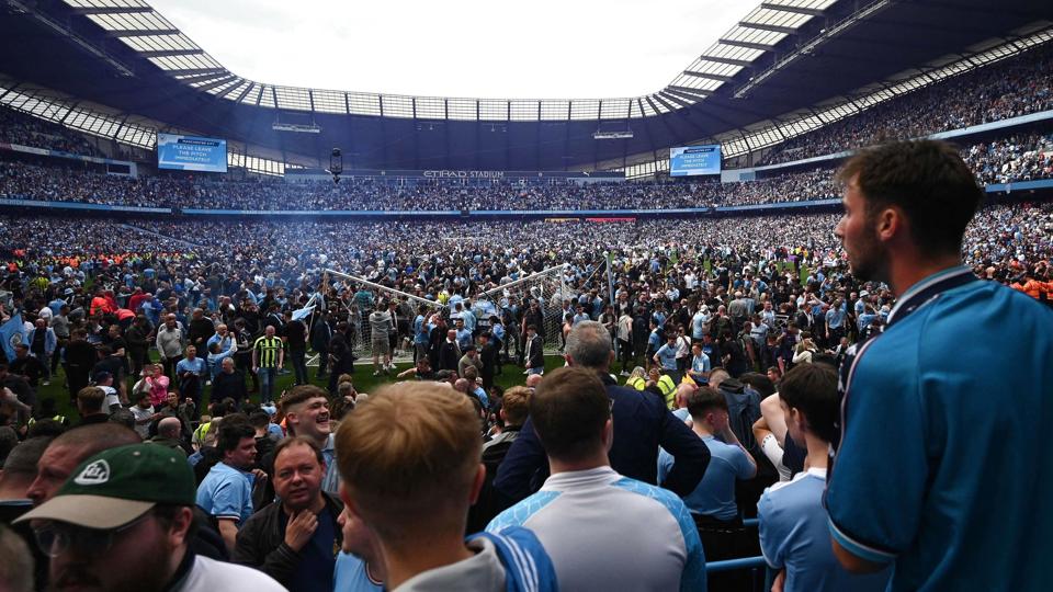 Tilskuere invaderede banen på Etihad Stadium. <i>Oli Scarff/Ritzau Scanpix</i>