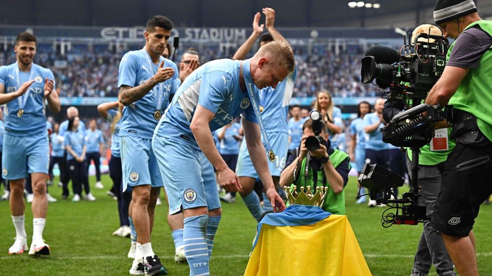 En tydeligt rørt Oleksandr Zinchenko svøbte Premier League-pokalen i det ukrainske flag søndag, efter at titlen var kommet i hus. <i>Oli Scarff/Ritzau Scanpix</i>