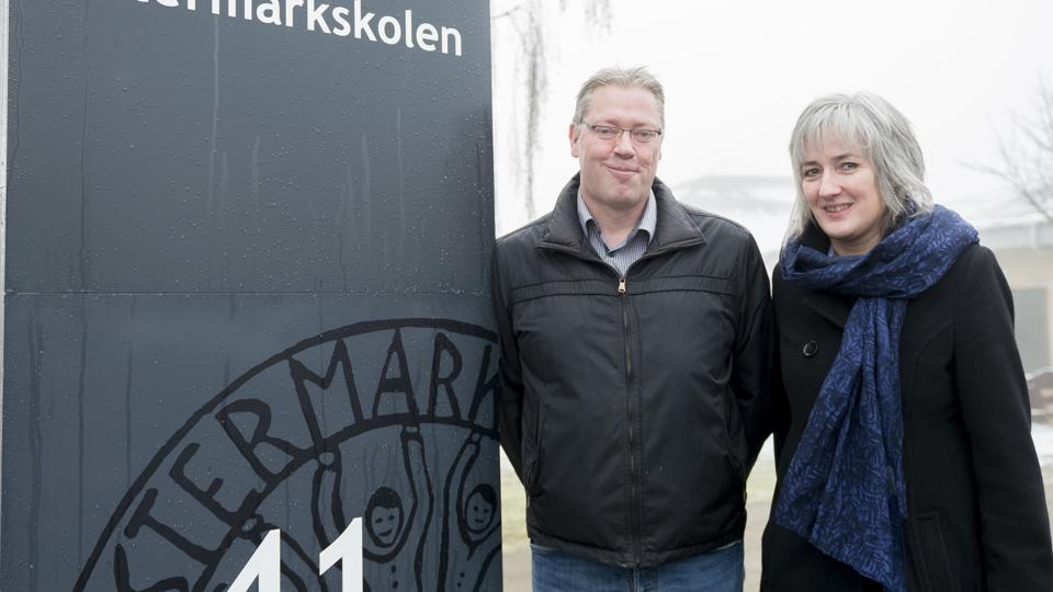Det vil være en fordel for elever, forældre og skole at man fra start får tre 0. klasser næste år, når de to, der foreløbig er udsigt er så tæt på at være fyldt op. Det fremgår af den asøgning om dispensation, som skolebestyrelsen på Østermarkskolen nu har sendt til kommunen ved forman Per Lauge Nielsen. Han ses her med skoleleder Solveig Kristensen. Arkivfoto: Nicholas Cho Meier