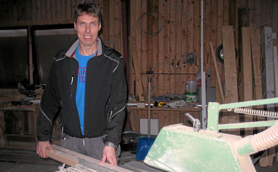 Torben Halkjær vil gerne have mere travlt ved saven end han og svendene har nu. Og han vil nærmest godt betale for det. Foto: Knud Bay Labohn