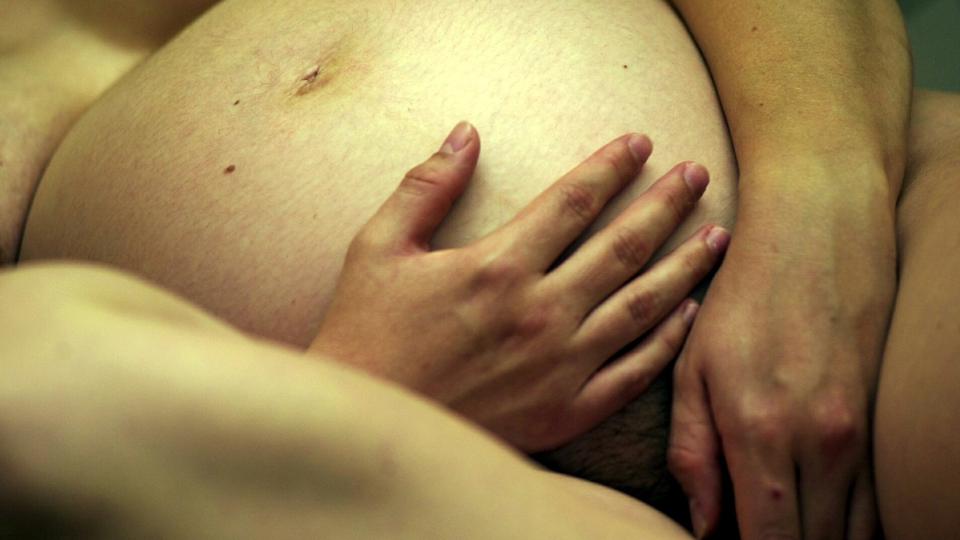 Mange gravide kvinder flyttes rundt fra hospital til hospital midt under fødslen. Arkivfoto