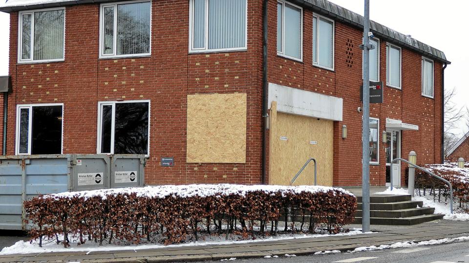 Jutlander Banks bygning i Als, der er sat til salg, er nødtørftigt blevet lukket efter pengeautomaten i facaden blev sprængt natten til onsdag. Foto: Ejlif Rasmussen <i>Ejlif Rasmussen</i>