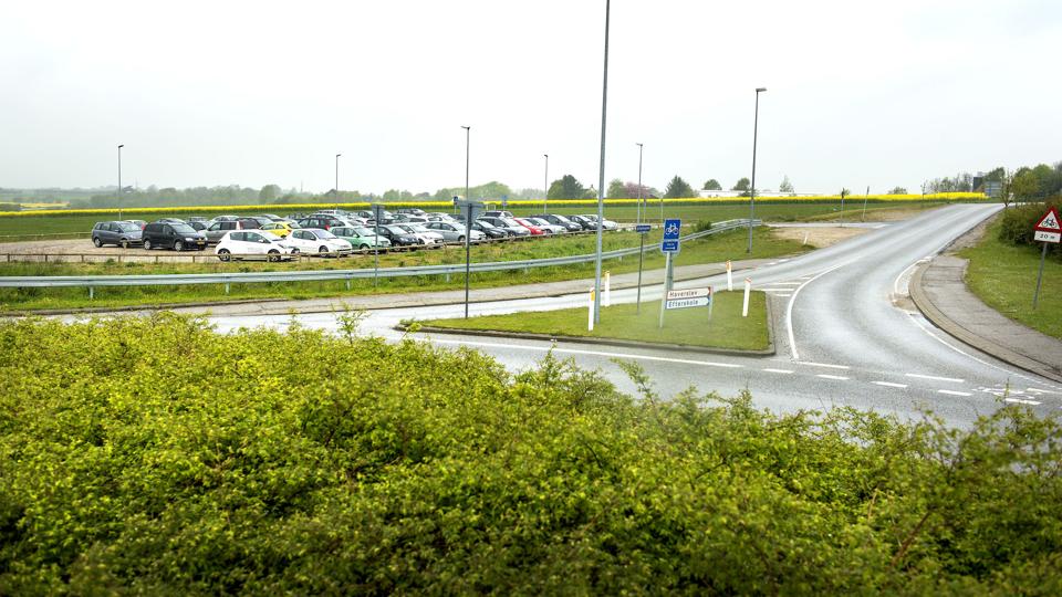 Pendlerpladsen i Haverslev var klar i december 2013 og har plads til 66 personbiler inklusiv fire pladser reserveret til handicappede bilister. Desuden er der lavet et flisebelagt område til motorcykler samt passageropsamling for turistbusser. <i>Foto: Torben Hansen</i>