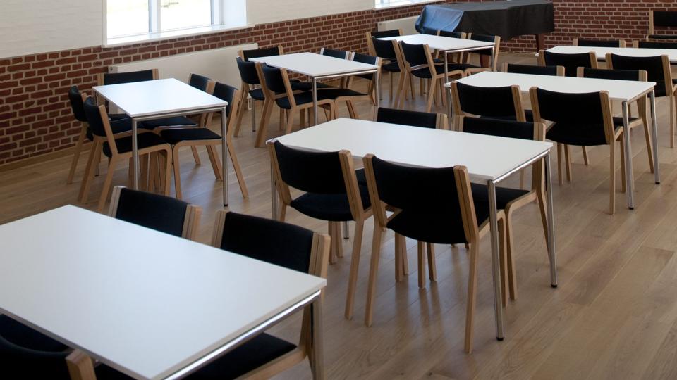 Det er sjældent sognebørnene fra Jelstrup, der slider på stolebetrækkene i sognegården i Løkken. Sognet vil gerne råde over faste kvadratmeter i lokalområdet, og det kan ende med, at Jelstrup vinker farvel til Løkken Storpastorat.Arkivfoto: Bente Poder <i>Kurt Bering</i>