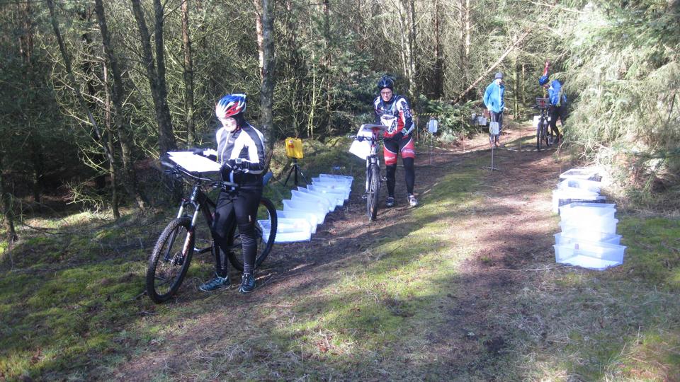 Cykelrytterne gjorde sig klar inden mørket faldt på. Privatfoto.