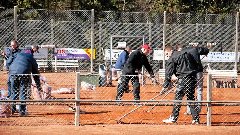 Aars Tennisklub er klar til en ny sæson. ”Banefejerne” har været i aktion...