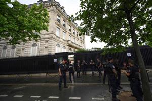 En mand meldes dræbt ved Qatars ambassade i Paris
