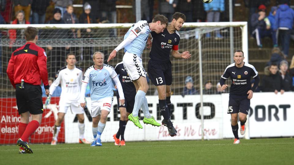 Mads Justesen (i midten) vandt mange hovedstødsdueller i Haderslev, men SønderjyskE sejrede alligevel 2-0 over Hobro IK. Foto: Hans Ravn <i>Hans Ravn NORDJYSKE Medier</i>