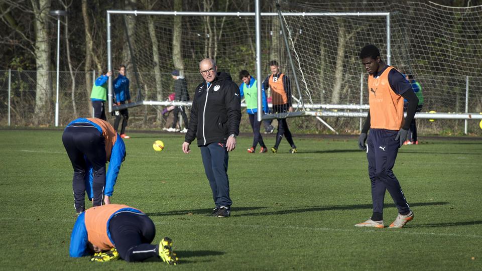 Cheftræner Ove Pedersen har sat navne på de 11 spillere, der starter inde i Haderslev. Foto: Laura Guldhammer