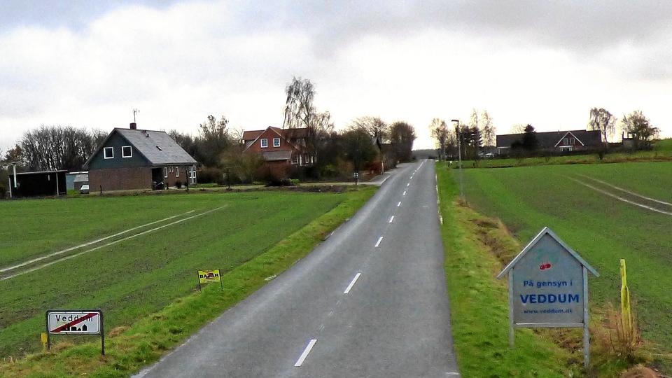 På en mark til venstre for landevejen mellem Veddum og Skelund er det planen, at fællesfesten skal holdes den 11. juni næste år. Og så er teltet, der skal bruges, godkendt af myndighederne. Foto: Ejlif Rasmussen <i>Ejlif Rasmussen</i>