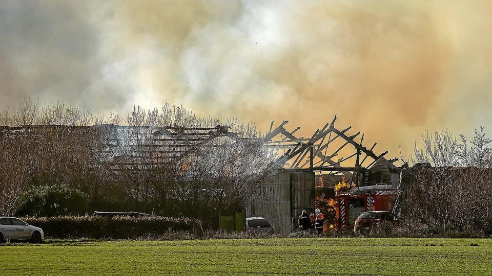 Branden på gården ved Stenum lørdag. Foto: Peter Helmut Larsen
