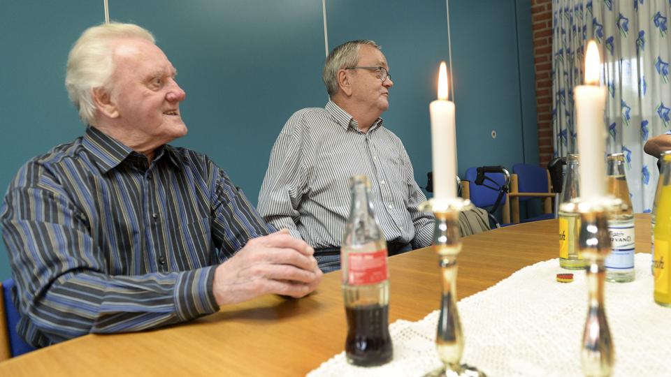 ”Bornholmeren”, 85-årige Leif Hermansen (tv), er faldet godt til i mandehørmsgruppen sammen med blandt andre Erik Søndergaard Larsen, 70 år. Men det jyske influenzastik kan vi beholde for os selv. <i>Michael Bygballe</i>