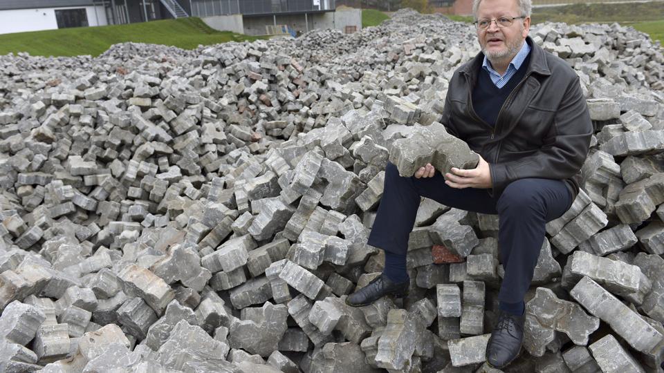 Projektleder Erik Rugholm har fået 6.000 kvadratmeter belægningssten af en slags, hvor der skal ca. 35 sten til at fylde en kvadratmeter. Foto: Bente Poder