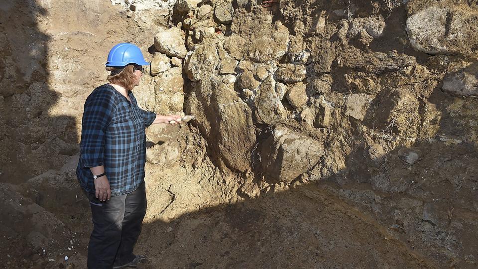 Onsdag morgen viste det sig, at der uden om murstensvæggene i kælderen under midtfløjen af Ølands hovedbygning også var kampestensmure af nogle meget store sten og mørtel. Det havde museumsinspektør Charlotte Boje H. Andersen ikke forudset. Så der var noget at komme efter.