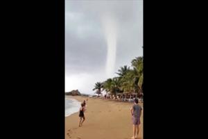 TV: Hidsig tornado går i land på kyst