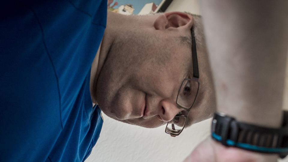 Dan Wadum har længe interesseret sig for fjernstyrede biler. Han glæder sig til, at han takket være akupunktur nu kan tage begge hænder i brug i arbejdet med de små skruer og ledninger. ?Foto: Martin Damgård
