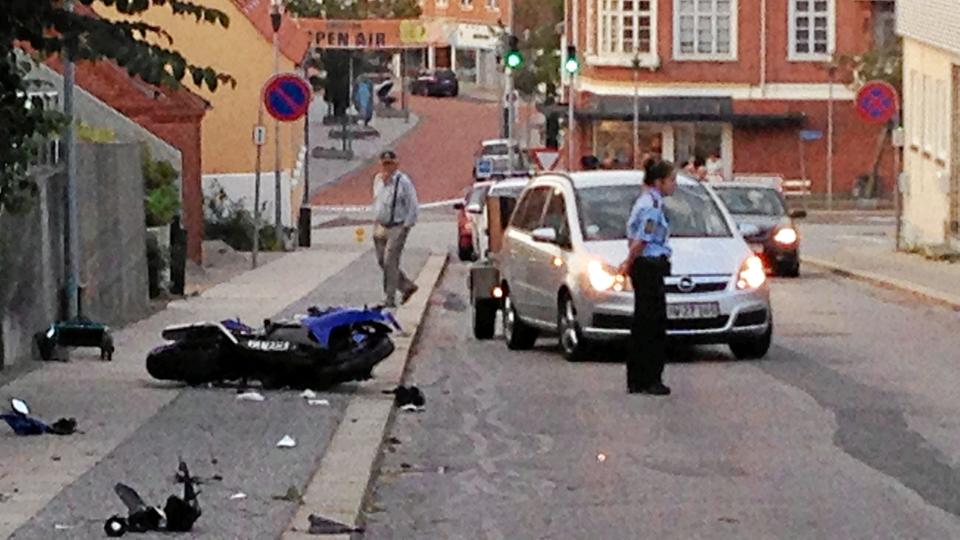 Den væltede motorcykel ved ulykkesstedet i Løgstør. Foto: Lasse Damsgaard