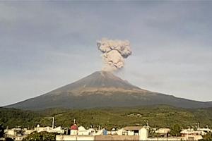 Se kæmpe vulkan i spektakulært udbrud