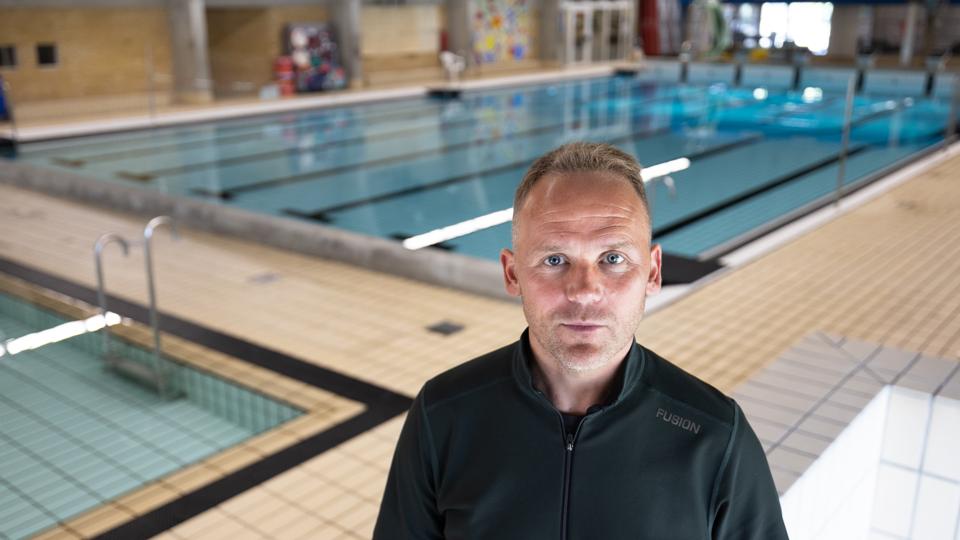 Centerchef Jonny Wulff Andersen, Hobro Idrætscenter, står med en energiregning, der er steget fra en million til 2,3 million kroner. <i>Foto: Kim Dahl Hansen</i>