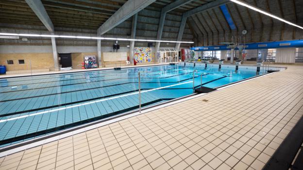 Svømmehallen er idrætscentrets store energisluger. Nu er temperaturen skruet ned fra 28 til 26 grader i det store bassin.  <i>Foto: Kim Dahl Hansen</i>