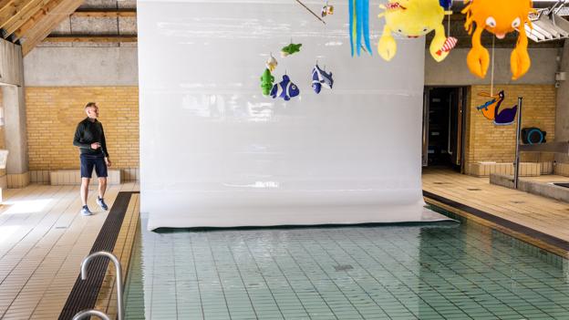 Det lille bassin bliver også lidt koldere, men kun fra 34 til 33 grader. <i>Foto: Kim Dahl Hansen</i>