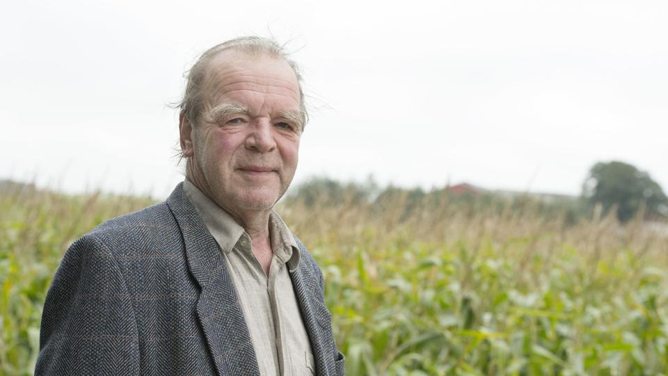Carsten Heyn-Johnsen og ægtefællen Gudrun får nu lejlighed til at udtale sig om den miljøtilladelse, Rebild Kommune vil give til et svinestaldsbyggeri i deres nærhed. Deres ejendom på Svanfolkvej 26 mellem Kongerslev log Bælum ligger indenfor den lugtkonsekvens-grænse, som Natur- og Miljøklagenævnet fastslår er gældende. Foto: Grete Dahl