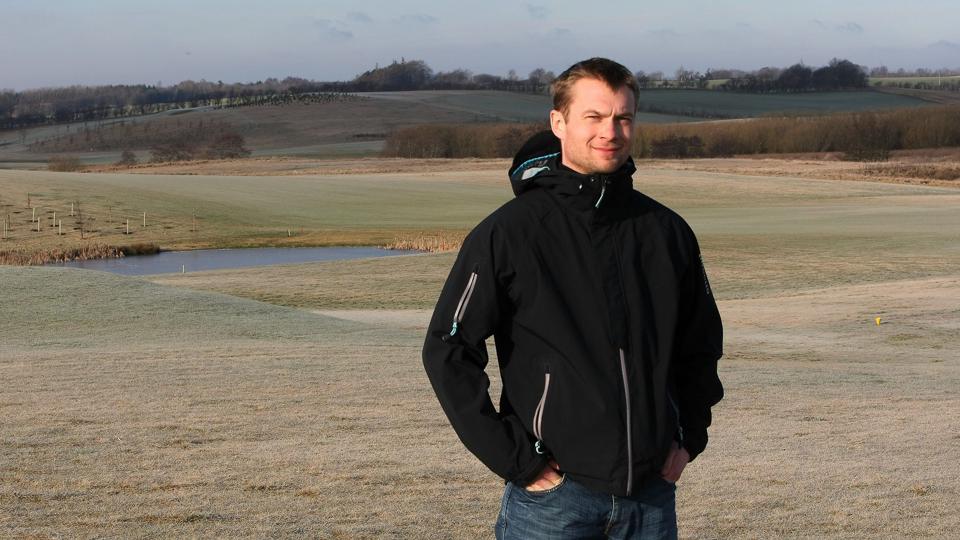 Jeppe Ugilt Hansen i 2009 på det sted, hvor der oprindeligt er planlagt opførelse af 22 sammenhængende ferielejligheder, der alle vil få udsigt ud over golfbaneanlægget i Volstrup. Lokalplan 230 for området blev vedtaget af byrådet i sommeren 2009. ?Arkivfoto: Jens Morten <i>Pressefotograf Jens Morten</i>