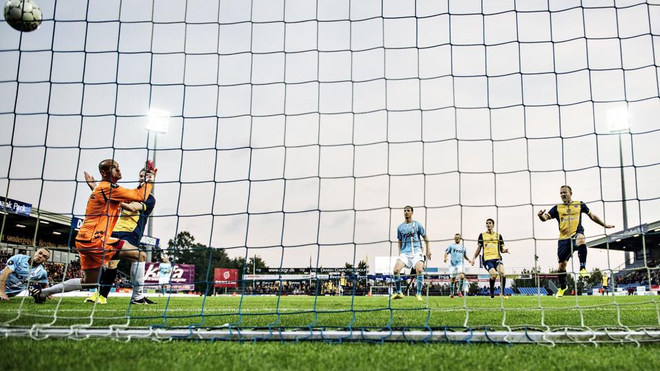 Marin Skender måtte kigge langt efter bolden efter Mads Hvilsoms brystscoring. Foto: Claus Søndberg <i>Claus Søndberg</i>
