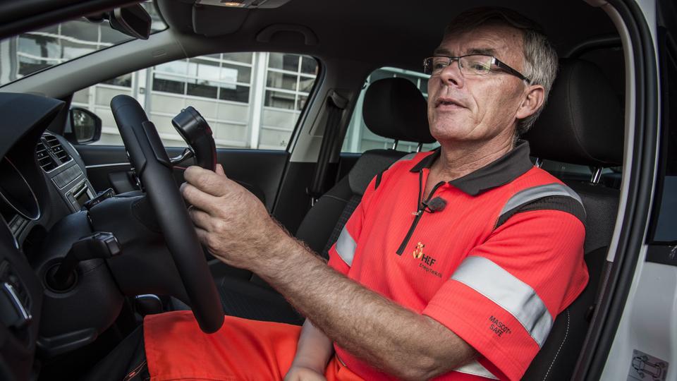 Jens Peter Kristensen har fået modereret sin bil, så han kan køre selv om han ved arbejdsulykken mistede højre arm ved albuen. Foto: Martin Damgård
