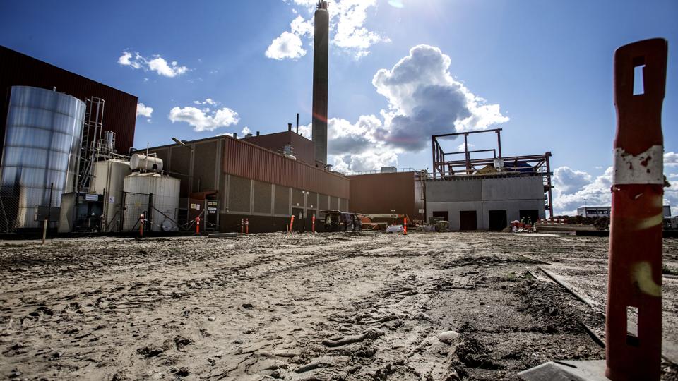 Trods den storstilede ombygning er der stadig gang i produktionen på Rockwool i Øster Doense.Foto: Martel Andersen <i>Martel Andersen</i>