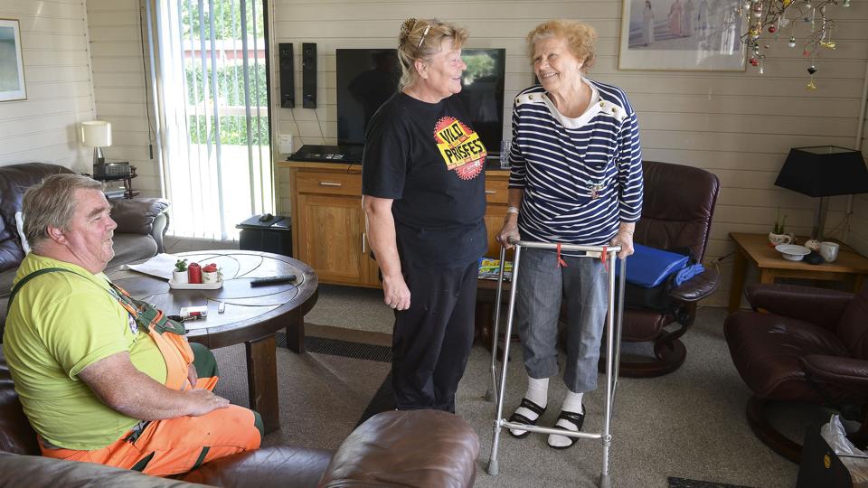 78-årige Inger Kau Christensen er glad for at komme hjem til datteren Charlotte Pedersen og svigersønnen Henning Pedersen.Foto: Michael Bygballe <i>Michael Bygballe</i>
